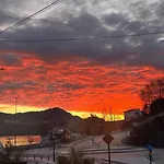 Aurora Bliss - Waterfront Jacuzzi & Sauna Near Bergen Apartament *