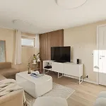 Aurora Bliss - Waterfront Jacuzzi & Sauna Near Bergen *