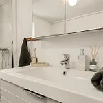 Aurora Bliss - Waterfront Jacuzzi & Sauna Near Bergen Апартаменты *