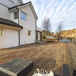 Aurora Bliss - Waterfront Jacuzzi & Sauna Near Bergen Apartament *