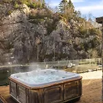 Aurora Bliss - Waterfront Jacuzzi & Sauna Near Bergen Apartament *