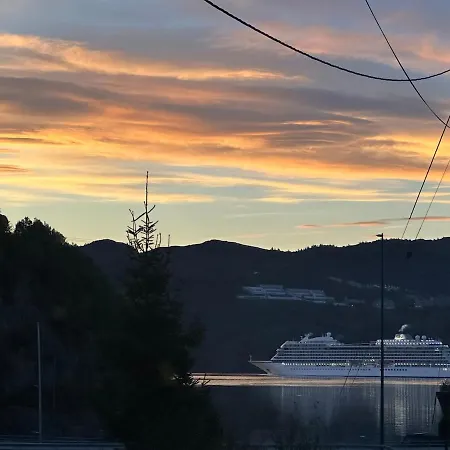 Aurora Bliss - Fjordfront Jacuzzi&sauna Near Bergen Apartment *