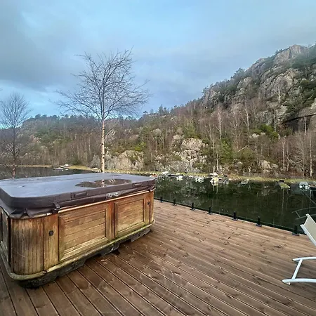Aurora Bliss - Fjordfront Jacuzzi & Sauna Near Bergen Apartamento