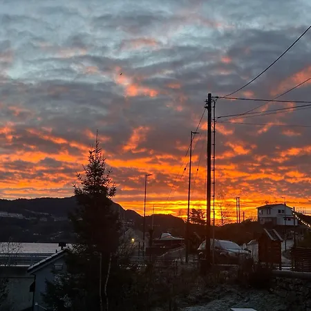 Aurora Bliss - Fjordfront Jacuzzi & Sauna Near Bergen *
