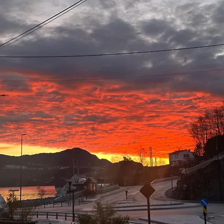 Aurora Bliss - Waterfront Jacuzzi & Sauna Near Bergen Apartmán *