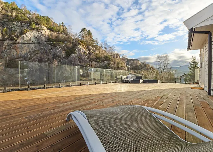 Aurora Bliss - Fjordfront Jacuzzi & Sauna Near Bergen *