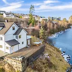 Aurora Bliss - Waterfront Jacuzzi & Sauna Near Bergen