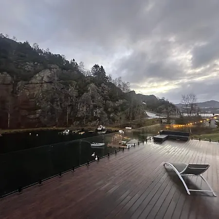 Aurora Bliss - Fjordfront Jacuzzi&sauna Near Bergen *